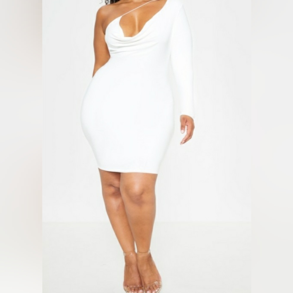 PrettyLittleThing White EUC  Bodycon Dress size 12 has some discoloration